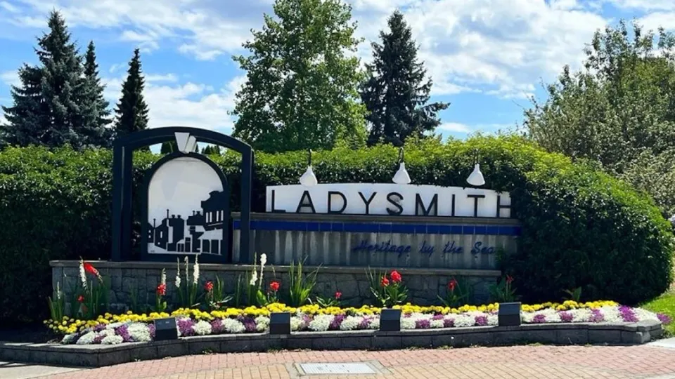 Welcome to Ladysmith sign with flowers and trees, Ladysmith BC
